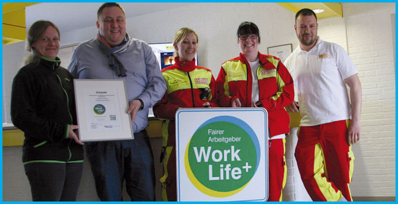 Das Team des Rettungsdienstes freut sich über das Work Life Plus Siegel.