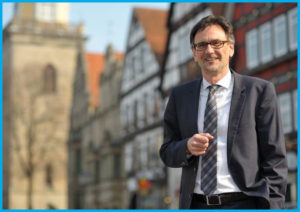 Thomas Priemer, Bürgermeister der Stadt Rinteln, ist stolz auf das Arbeitgebersiegel fairer Arbeitgeber Weserbergland - Work Life Plus