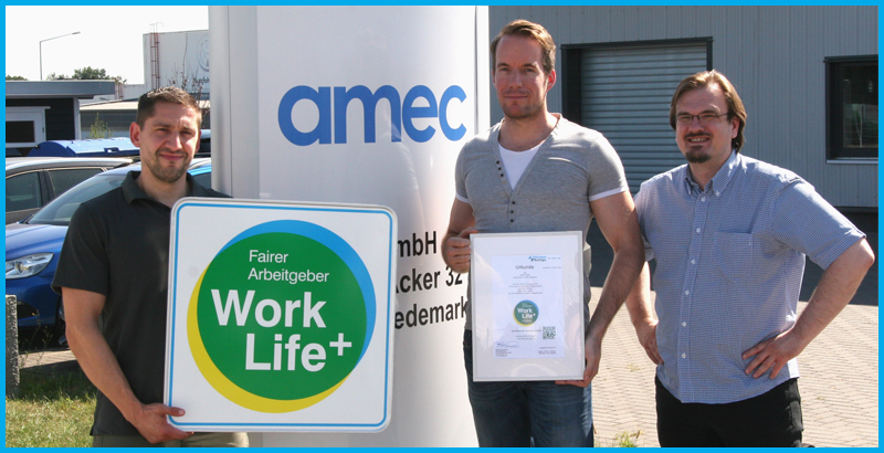 Prokurist Sebastian Neelen und Geschäftsführer Marcel Fehrmann von der amec GmbH freuen sich gemeinsam mit Sebastian Baacke von FairnessRatings über die Auszeichnung der amec GmbH als fairer Arbeitgeber.