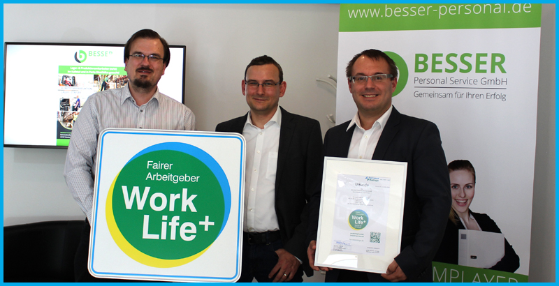 Matthias Seppelt und Claas Heemann (mitte u. rechts) nehmen für BESSER Personal Service GmbH das WorkLife+ Siegel für faire Arbeitnehmer entgegen.