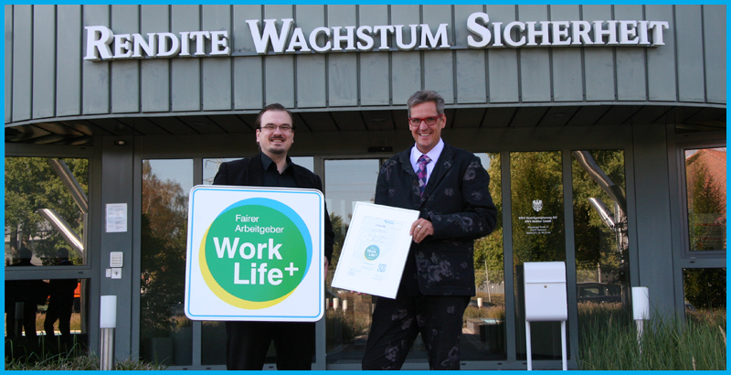 Jörg Christian Hickmann, Vorstand von RWS, freut sich darüber, das „Work Life+“ Siegel als fairer Arbeitgeber von Sebastian Baacke überreicht zu bekommen.