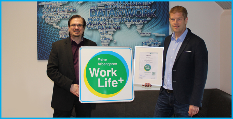 Übergabe des Work Life Plus Arbeitgebersiegels an Ralf Garben, Geschäftsführer der Data at Work GmbH, Bad Münder