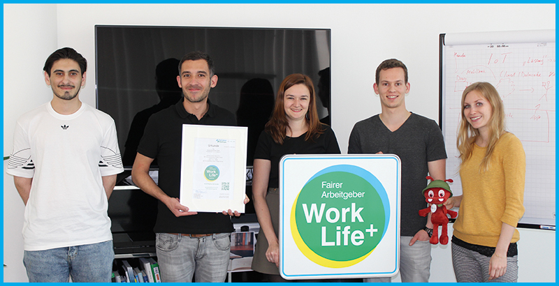 Thomas Faß, Tanja Zastrow und weitere Beschäftigte von Alter Solutions Deutschland freuen sich über die Auszeichnung mit dem s fairer Arbeitgeber mit dem Work Life Plus Arbeitgebersiegel