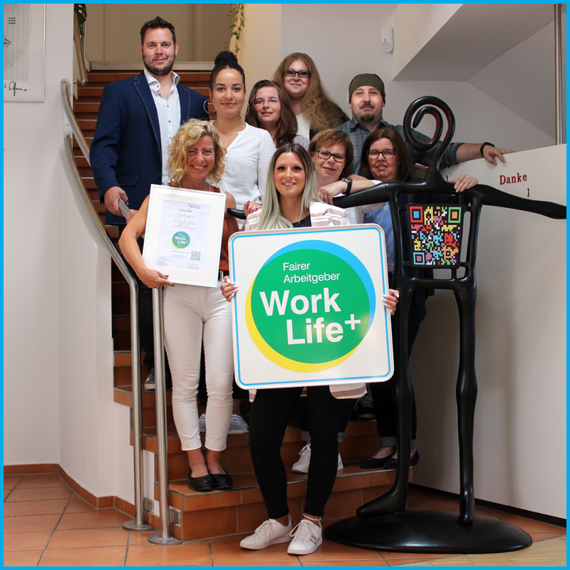 Das Team von akut... Kompetente Lösungen in Hildesheim freut sich über die Auszeichnung mit dem Work Life Plus Arbeitgebersiegel