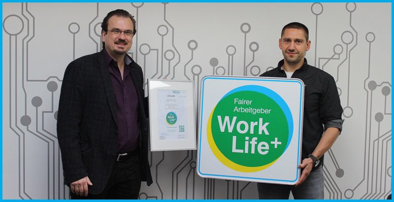 Sebastian Baacke übergibt Sebastian Neelen von der amec GmbH die Auszeichnung mit dem Work Life Plus Arbeitgebersiegel 2020 als fairer Arbeitgeber