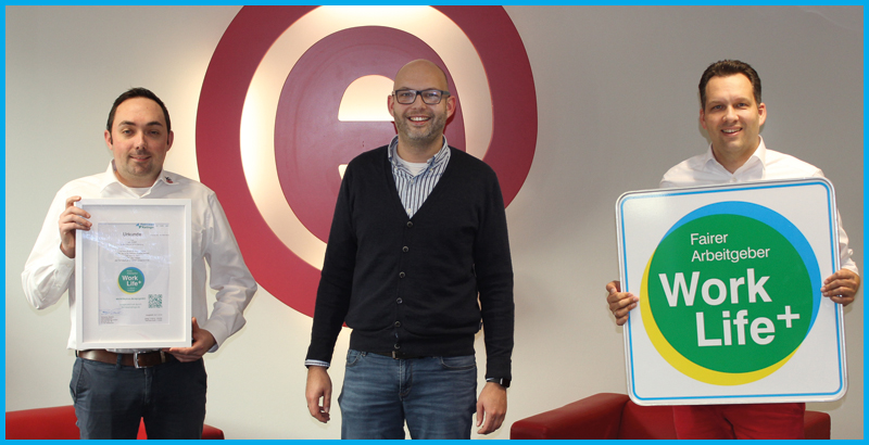 Die epc GmbH aus Nienburg hat mit einem phänomenalen Ergebnis das Work Life Plus Arbeitgebersiegel für faire Arbeitgeber erhalten. Hier sehen wir die zwei Geschäftsführer Frederik und Alexander Eggers und ihren Prokuristen Marcel Knop bei der Übergabe der Urkunde mit dem Siegel.