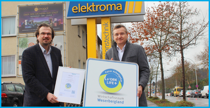 Lutz Reimann von der elektroma GmbH freut sich 2020 erneut über die Auszeichnung als "fairer Arbeitgeber Weserbergland - Work Life Plus" durch Sebastian Baacke (links) von FairnessRatings