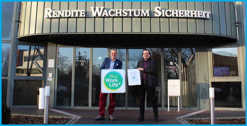Jörg Christian Hickmann, Vorstand von RWS, freut sich über die erneute Auszeichnung mit dem WorkLifePlus Arbeitgebersiegel für den Innendienst der RWS Vermögensplanung AG durch Sebastian Baacke von FairnessRatings