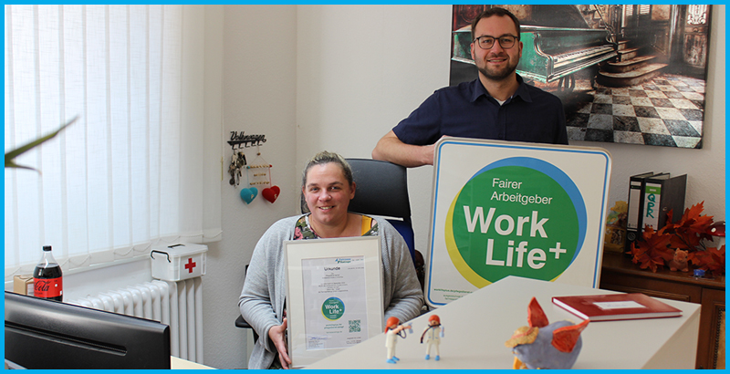 Ein fairer Arbeitgeber, ausgezeichnet mit dem Work Life Plus Arbeitgebersiegel - Johanna Sempf (links) und Dusty Thriene, GeschäftsführerInnen des Pflegedienstes Sempf freuen sich über die erneute Auszeichnung.