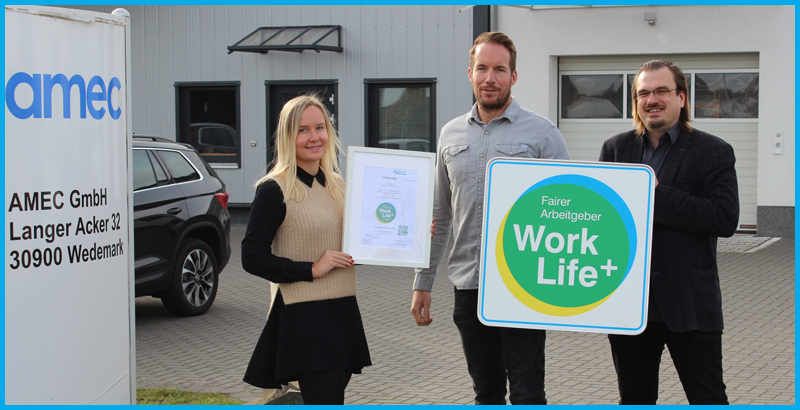 Marcel Fehrmann (Mitte), Geschäftsführer der amec GmbH, freut sich zusammen mit seiner Mitarbeiterin Katharina Küppers und FairnessRatings-Geschäftsführer Sebastian Baacke über die erneute Auszeichnung mit dem WorkLifePlus-Arbeitgebersiegel.