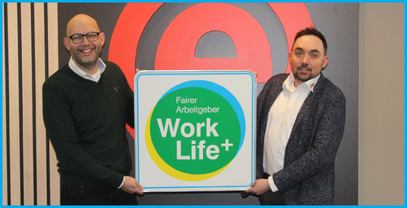 Frederik Eggers und Marcel Knop von der epc Gmbh freuen sich über die Auszeichnung mit dem WorkLifePlus Arbeitgebersiegel als fairer Arbeitgeber