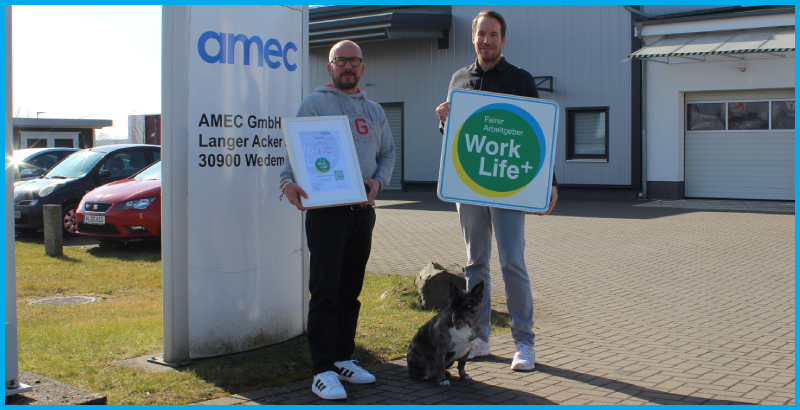 WorkLifePlus fairer Arbeitgeber Siegelübergabe bei amec GmbH Ronny Müller sein Hund und Geschäftsführer Marcel Fehrmann